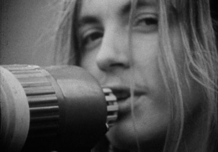 Nahaufnahme von einer jungen Person, die ins Megaphon spricht.