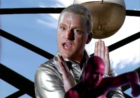 Still aus einem Videoclip: Ein Mann in silberner Kleidung singt.