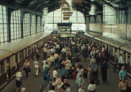 Ein belebter Bahnhof mit vielen Menschen auf dem Zugsteig