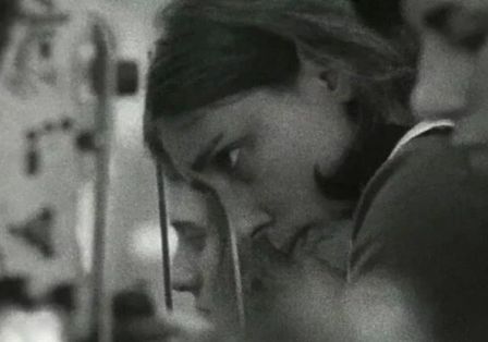 Mädchen vornübergebeugt mit einem Ausdruck der Konzentration auf ihrem Gesicht.