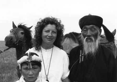 Die Regisseurin mit einem &auml;lteren Herren und einem jungen M&auml;dchen, beide in traditioneller monglischer Kleidung. Im Hintergrund Pferde.
