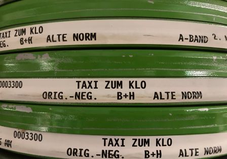 Gr&uuml;ne Filmrolle mit Beschriftung: Taxi zum Klo