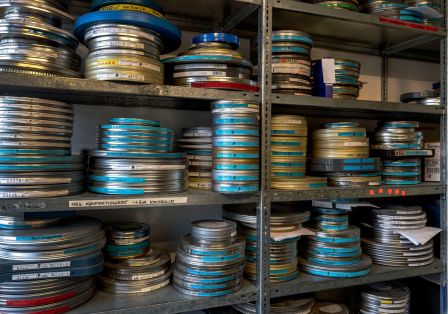 Stapel von Filmrollen auf Metallregalen