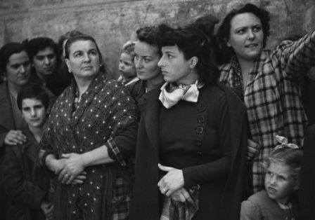 Eine Gruppe von Frauen und Kindern