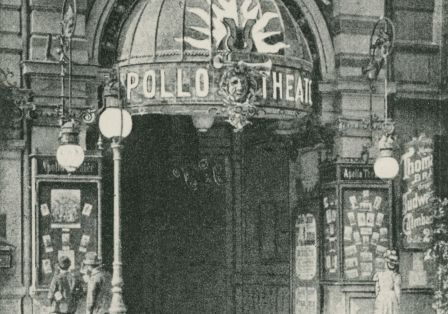 Historisches Foto vom Filmtheater Apollo mit pr&auml;chtigem Eingang und zwei Personen davor.