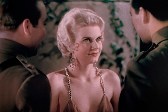Die Schauspielerin Jean Harlow blickt verf&uuml;hrerisch zu einem Mann in Uniform. Actress Jean Harlow looks seductively at a man in uniform.