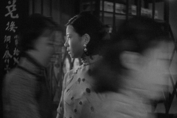 Eine Frau im Profil ist zwischen zwei verschwommenen Frauenk&ouml;pfen zu sehen. A woman in profile is seen between two blurred female heads.