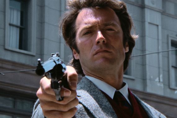 Der Schauspieler Clint Eastwood zielt mit einer Waffe direkt auf die Kameralinse. The actor Clint Eastwood points a weapon directly at the camera lens.