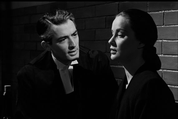 Ein Mann blickt beschw&ouml;rend auf eine Frau, die im Profil zu sehen ist. A man looks pleadingly at a woman, who is seen in profile.