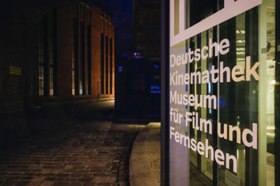 Aussenfassade Kinemathek, Eingang mit Logo