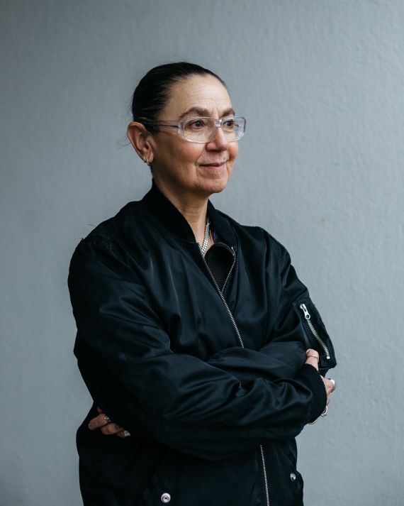 Angelina Maccarone posiert mit Brille und schwarzer Jacke f&uuml;r ein Portr&auml;t.