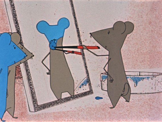 Eine Zeichentrick-Maus steht vor einem Spiegel und malt ihr eigenes Spiegelbild mit blauer Farbe an.