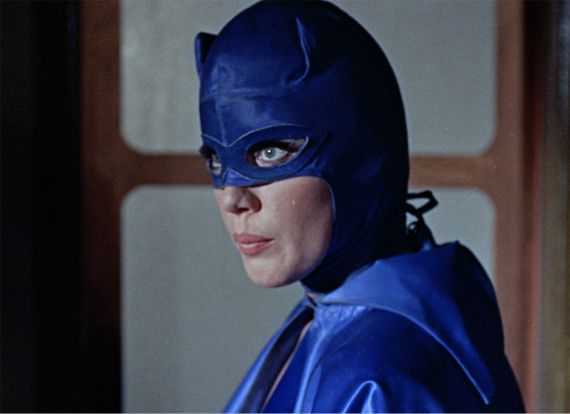Frau mit blauer Maske