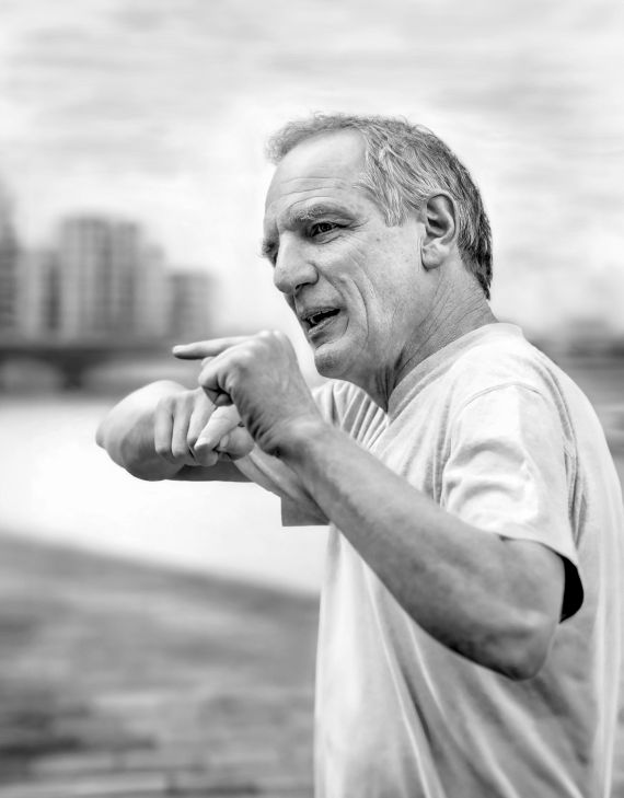 Ein Mann zeigt mit dem Finger und lacht.