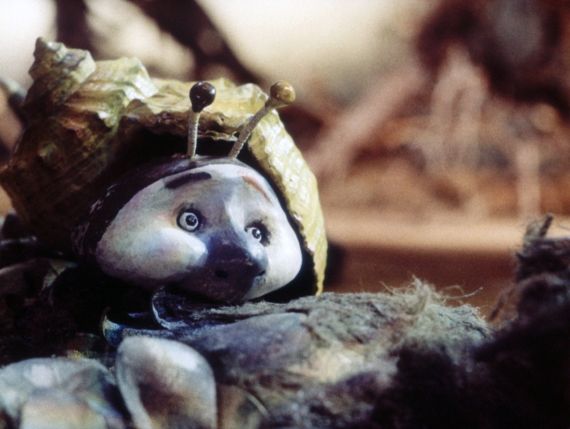 Filmstill mit einer Puppentrick-Figur, einer niedlichen Schnecke 