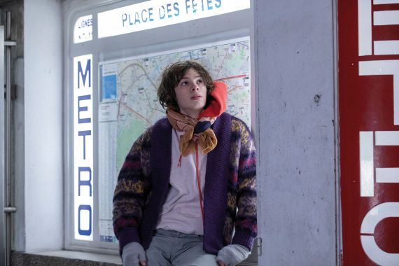 Eine Person steht verloren vor einem Metro-Kartenschalter.