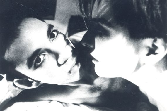 Eine schwarz-wei&szlig;e Fotografie von zwei Gesichtern. Sie sind nah aneinander, aber ber&uuml;hren sich nicht.