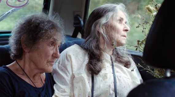 Zwei &auml;ltere Frauen sitzen in einem Auto und schauen aus dem Fenster.