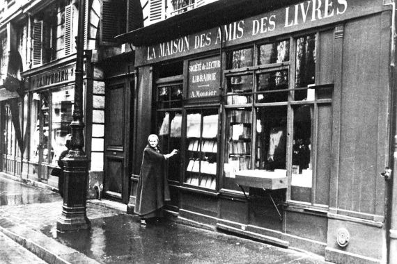 Eine Frau steht vor dem Schaufenster eines franz&ouml;sischen Buchladens.