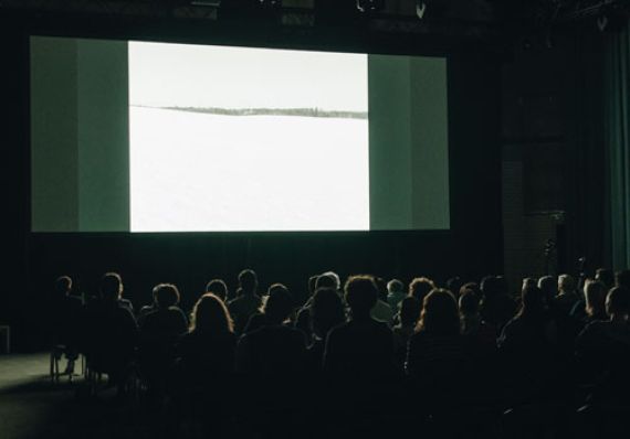 Verdunkelter Kinosaal