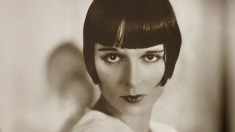 Schwarz-wei&szlig;es Portr&auml;t der Schauspielerin Louise Brooks mit einem kurzen Bob-Haarschnitt