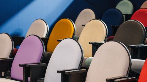 Bunte Kinosessel in einem kleinen Kino