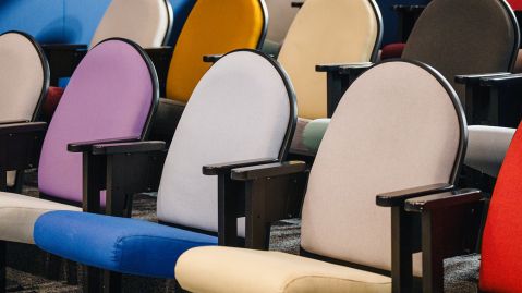 Bunte Kinosessel in einem kleinen Kino