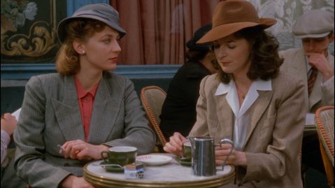 Zwei Frauen in den 1940er-Jahren sitzen in einem Caf&eacute;.