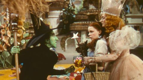 Gr&uuml;nes Hexe, rothaariges M&auml;dchen und blonde Prinzessin in einem M&auml;rchenland.