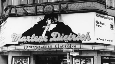 Vor dem Astor-Kino ist ein Bild von Marlene Dietrich zu sehen, das auf die Retrospektive der Schauspielerin im Kino hinweist.