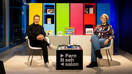 Jürgen Milski und Klaudia Wick sitzen im Studio und blicken freundlich in die Kamera.