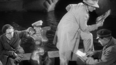 Drei Personen und eine Frauenb&uuml;ste auf einem Boot.