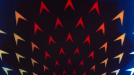 Mehrfarbige Pfeile zeigen nach oben auf einer schwarzen Fl&auml;che.