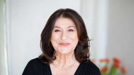 Porträt der Schauspielerin Eva Mattes, die freundlich in die Kamera lächelt.