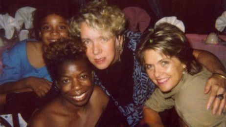 Drei Frauen und ein Kind schauen freundlich in die Kamera.