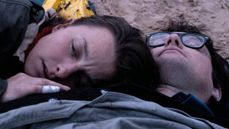 Gro&szlig;aufnahme der Gesichter von zwei Personen, die am Strand liegen.