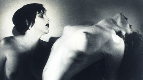 Filmstill von zwei nackten Menschen.