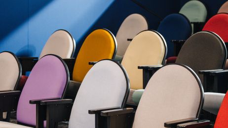 Bunte Kinosessel in einem kleinen Kino