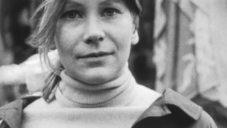 Eine junge Frau mit hellem Haar und hellen Augen blickt leicht lächelnd in die Kamera.