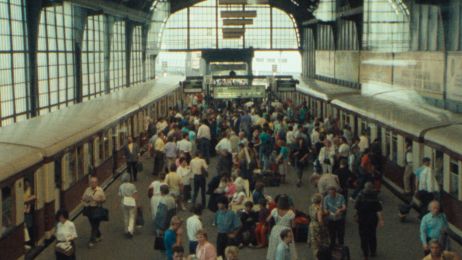 Ein belebter Bahnhof mit vielen Menschen auf dem Zugsteig