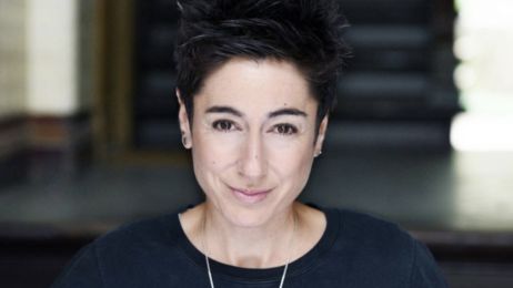Porträt der Moderatorin Dunja Hayali, die freundlich in die Kamera blickt.