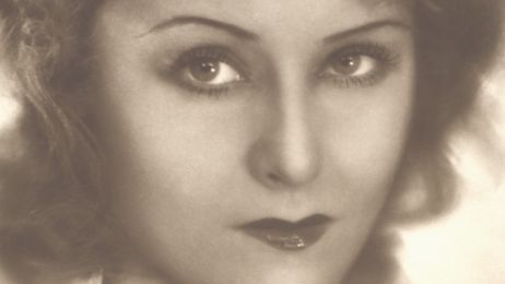 Schwarz-weiß-Porträt: Eine Frau blickt in die Kamera, vermutlich 1920er-Jahre