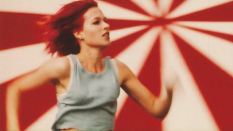 Franka Potente in der Rolle als Lola rennt in gro&szlig;er Geschwindigkeit.