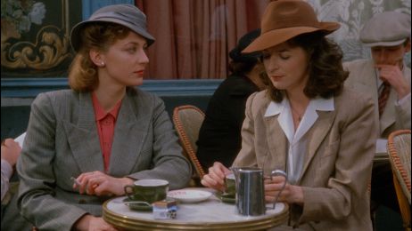 Zwei Frauen in den 1940er-Jahren sitzen in einem Caf&eacute;.