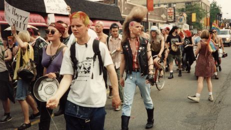 Menschen demonstrieren auf der Stra&szlig;e, einige mit Fahrr&auml;dern, andere mit Schildern.