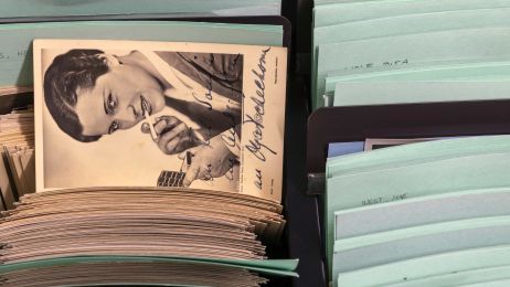 Archivkasten, raugezogen ein schwarz-wei&szlig;-Foto einer Frau, die Zigarette raucht