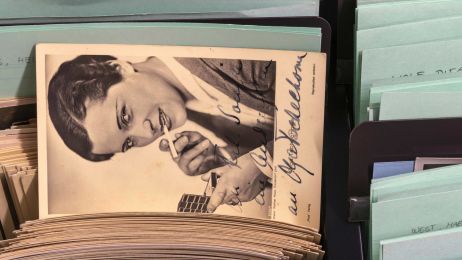 Archivkasten, raugezogen ein schwarz-wei&szlig;-Foto einer Frau, die Zigarette raucht