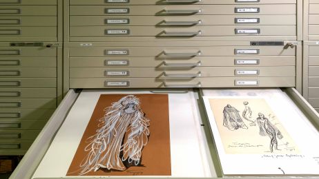 Eine Schublade ist aus einem Archivschrank rausgezogen. In der Schublade liegen zwei Zeichnungen.