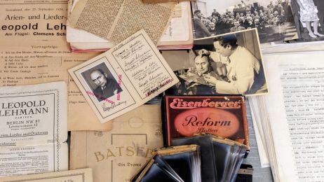 Verschiede Dokumente ausgebreitet auf einem Tisch: Fotos, Dias, Schriftst&uuml;cke und ein Ausweis