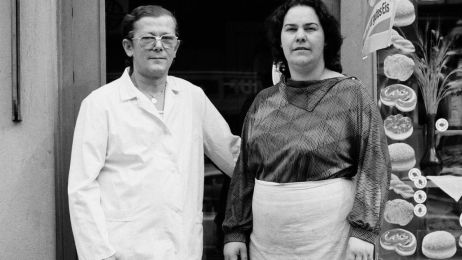 Das Ehepaar Dahms steht auf einer Schwarzwei&szlig;aufnahme von 1987 vor seinem B&auml;ckerladen.